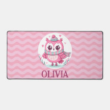 スカーフとフードを身に着けたかわいい小さなピンクのフクロウ