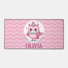 スカーフとフードを身に着けたかわいい小さなピンクのフクロウ デスクマット