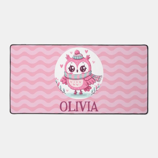 スカーフとフードを身に着けたかわいい小さなピンクのフクロウ デスクマット (正面)