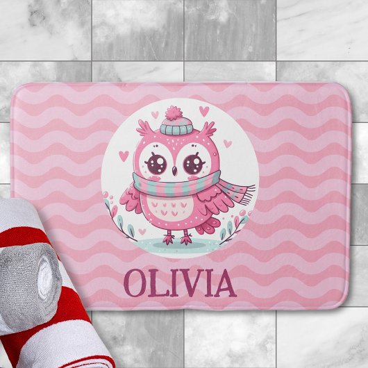 スカーフとフードを身に着けたかわいい小さなピンクのフクロウ バスマット