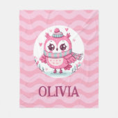 スカーフとフードを身に着けたかわいい小さなピンクのフクロウ フリースブランケット (正面)