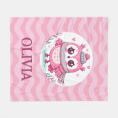 スカーフとフードを身に着けたかわいい小さなピンクのフクロウ フリースブランケット (正面(横))