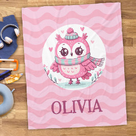 スカーフとフードを身に着けたかわいい小さなピンクのフクロウ フリースブランケット