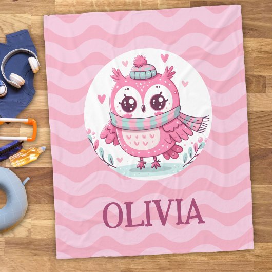 スカーフとフードを身に着けたかわいい小さなピンクのフクロウ フリースブランケット