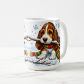 スカーフとブランチで雪の中でバスセットハウンドパピー コーヒーマグカップ (正面右)