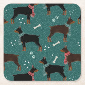 スカーフの冬のパターンの赤と黒のドーバーマン スクエアペーパーコースター (正面)