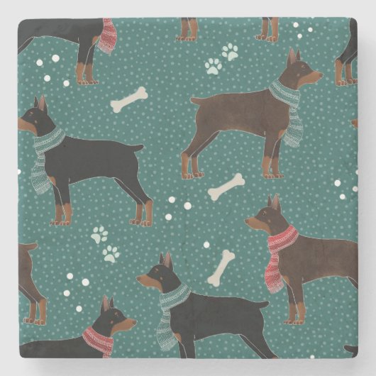 スカーフの冬のパターンの赤と黒のドーバーマン ストーンコースター (正面)