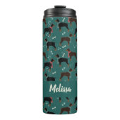 スカーフの冬のパターンの赤と黒のドーバーマン タンブラー (正面)