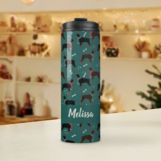 スカーフの冬のパターンの赤と黒のドーバーマン タンブラー