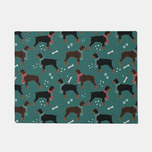 スカーフの冬のパターンの赤と黒のドーバーマン ドアマット (正面)