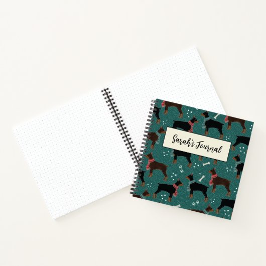 スカーフの冬のパターンの赤と黒のドーバーマン ノートブック (内部)