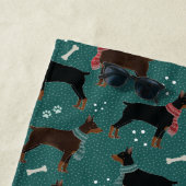 スカーフの冬のパターンの赤と黒のドーバーマン ビーチタオル (インサイチュ)