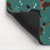 スカーフの冬のパターンの赤と黒のドーバーマン マウスパッド (コーナー)