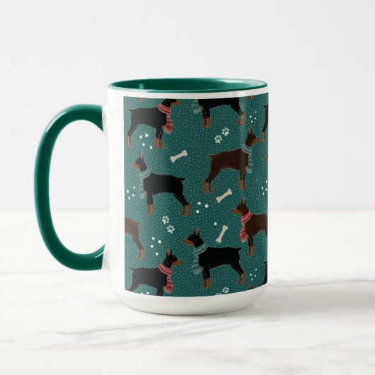 スカーフの冬のパターンの赤と黒のドーバーマン マグカップ (左)