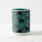 スカーフの冬のパターンの赤と黒のドーバーマン マグカップ (中央)