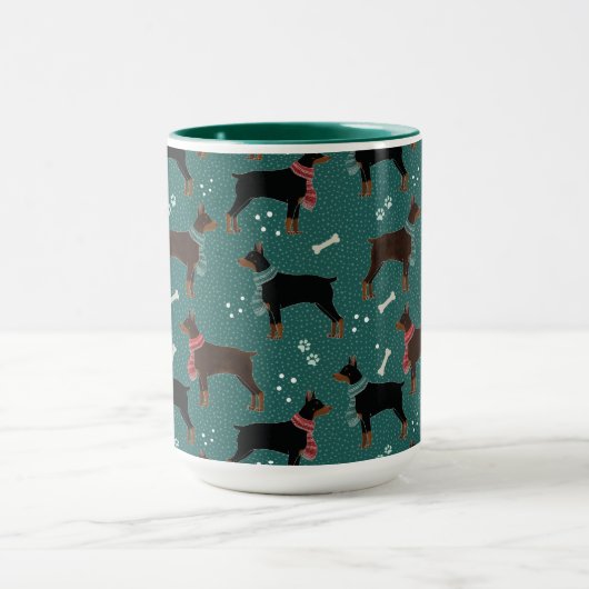 スカーフの冬のパターンの赤と黒のドーバーマン マグカップ (中央)