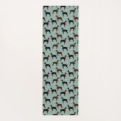 スカーフの冬のパターンの赤と黒のドーバーマン ヨガマット (裏面)