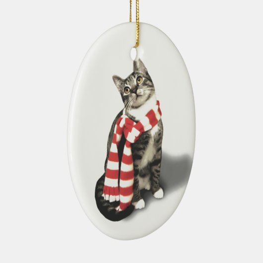 スカーフを巻いた茶色のタビー赤と白猫 セラミックオーナメント (右)