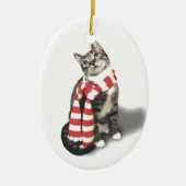 スカーフを巻いた茶色のタビー赤と白猫 セラミックオーナメント (正面)