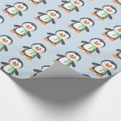 スカーフブルーとグリーンギフトラップのかわいいペンギン ラッピングペーパー (角)