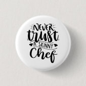 スキニーおもしろいのシェフハットを決して信用しないモダン 缶バッジ (正面)