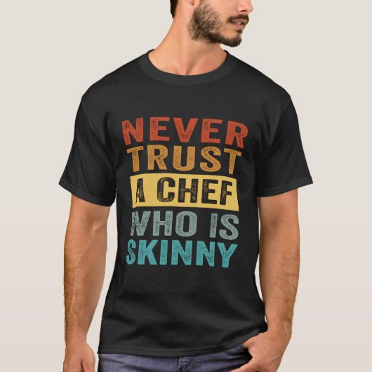 スキニーなシェフを決して信頼しない – 皮肉おもしろい的 Tシャツ (正面)