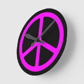 スキニーピンクの平和のサインをブラックウォールクロックに ラウンド壁時計 (傾斜)
