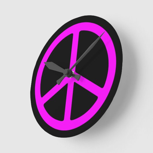 スキニーピンクの平和のサインをブラックウォールクロックに ラウンド壁時計 (傾斜)