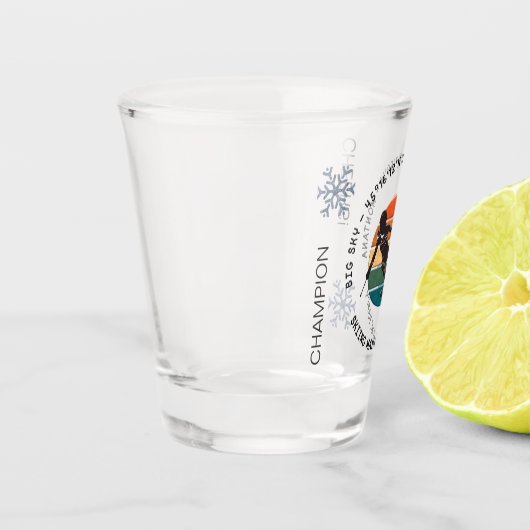 スキビッグスカイ,モンタナ – 女性スキーヤー,ブラック文字 ショットグラス (左)