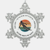 スキビッグスカイ，モンタナ – 女性スキーヤー，ブラック文字 スノーフレークピューターオーナメント (正面)