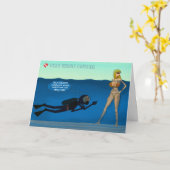 スキュおもしろいーバダイバーとビキニガール。おもしろい・スキューバ・ジョーク カード (黄色い花)