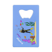 スキューバおもしろいダイバーと魚の海の生き物の漫画 クレジットカード栓抜き (正面)
