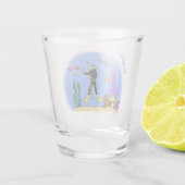 スキューバおもしろいダイバーと魚の海の生き物の漫画 ショットグラス (裏面)