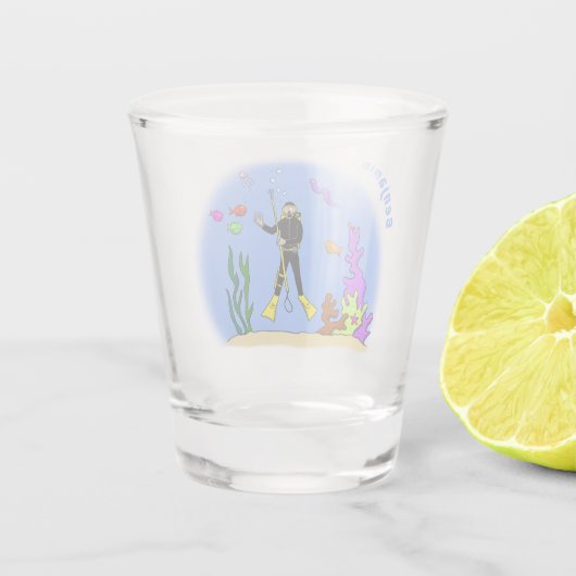 スキューバおもしろいダイバーと魚の海の生き物の漫画 ショットグラス (裏面)