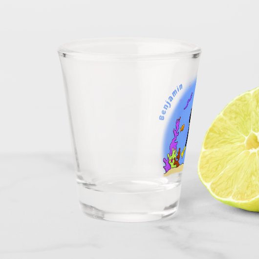 スキューバおもしろいダイバーと魚の海の生き物の漫画 ショットグラス (左)