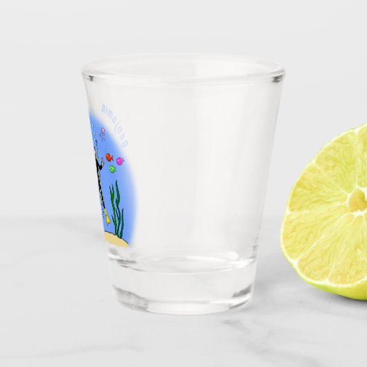 スキューバおもしろいダイバーと魚の海の生き物の漫画 ショットグラス (右)