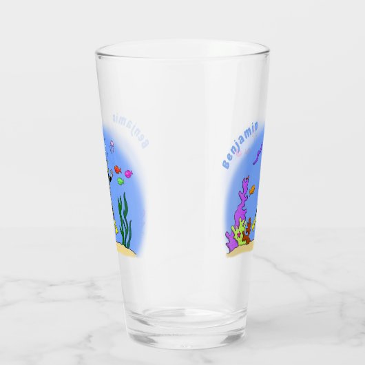 スキューバおもしろいダイバーと魚の海の生き物の漫画 タンブラーグラス (右)