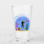 スキューバおもしろいダイバーと魚の海の生き物の漫画 タンブラーグラス (正面)