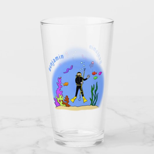 スキューバおもしろいダイバーと魚の海の生き物の漫画 タンブラーグラス (正面)