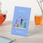 スキューバおもしろいダイバーと魚の海の生き物の漫画 台座サイン (インサイチュ)