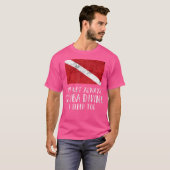 スキューバおもしろいダイビングダイバー旗スキューバ必ずしも常に Tシャツ (正面フル)