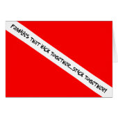 スキューバの家族が一緒にキック (正面横)