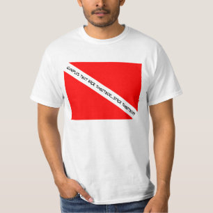 スキューバカップルは棒を一緒に一緒に蹴ります Tシャツ