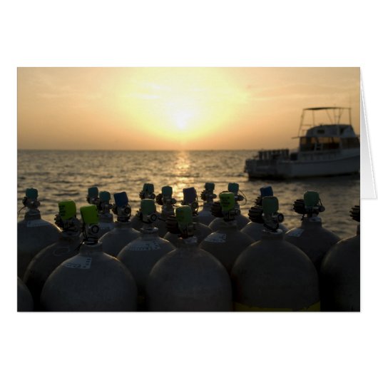 スキューバタンクとダイビングボート (正面横)