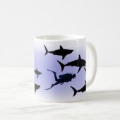 スキューバダイバーおよび鮫 コーヒーマグカップ (正面右)