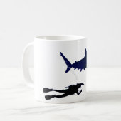 スキューバダイバーおよび鮫 コーヒーマグカップ (正面左)