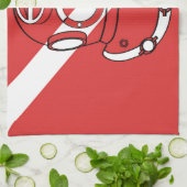 スキューバダイバーのヘルメットの赤く白いダイバーの旗のギフト キッチンタオル (折り畳み)