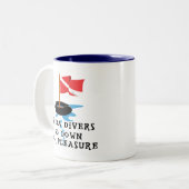 スキューバダイバーは喜びのためにダウン状態になります ツートーンマグカップ (正面左)