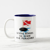 スキューバダイバーは喜びのためにダウン状態になります ツートーンマグカップ (左)