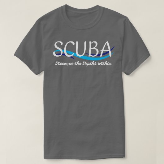 スキューバダイバーダイバーダイバーの恋人の中の深さを発見 Tシャツ (デザイン正面)